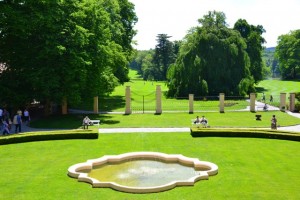 na úvod pohled ze zámku do zahrady, za plotem už je golfové hřiště - anglický park